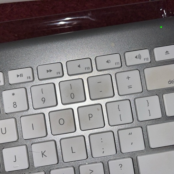 Apple KeyBoard Wireless. Bluetooth. Uses 2 AA Batteries. EUC. White & Silver - Picture 11 of 11